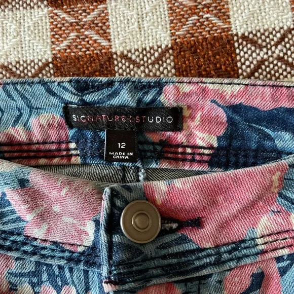 Signature Studio Floral Flamingo Print jeans. Fringe hem. Size 12. - Picture 8 of 10